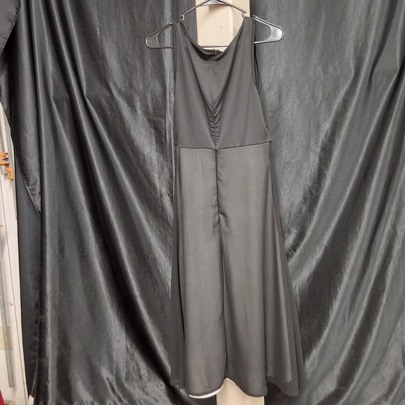 Black and White Maxi Dress with Flowing Silhouette - Picture 8 of 12